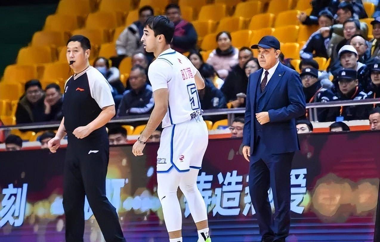 鬣狗队大胜对手，成功晋级下一轮季后赛的简单介绍