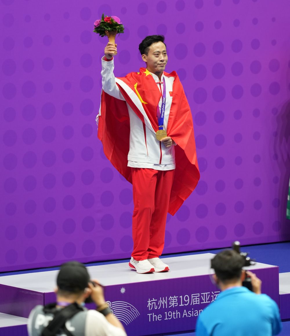 包含高调夺冠！飒爽名将压轴亮相的词条
